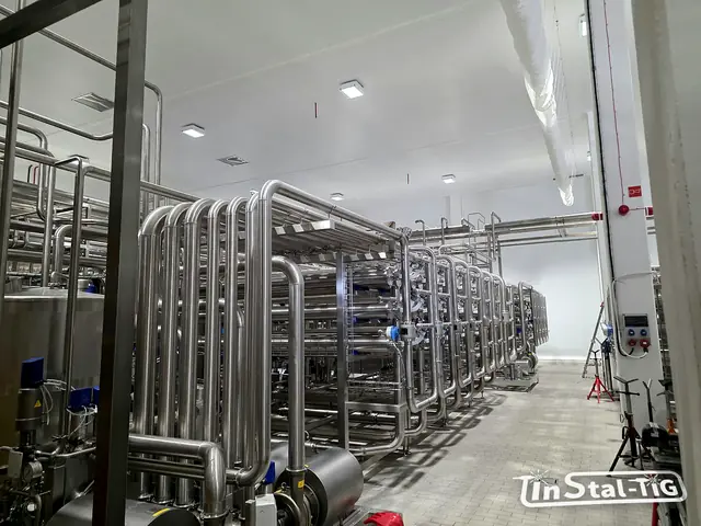Pętle rurociągów przy linii filtracji, jedna obok drugiej