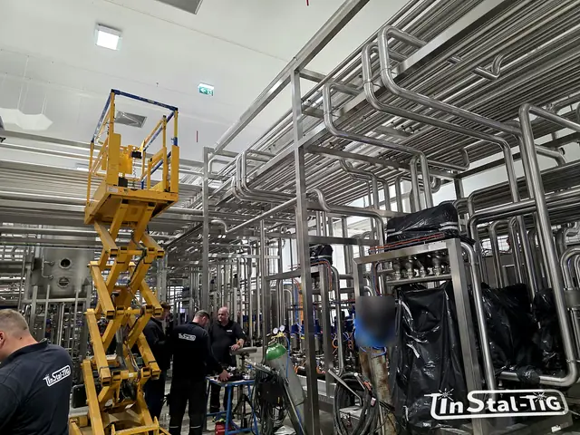 Ekipa Instal-tig na budowie: podnośnik, butle z gazem i krótka narada przy stole